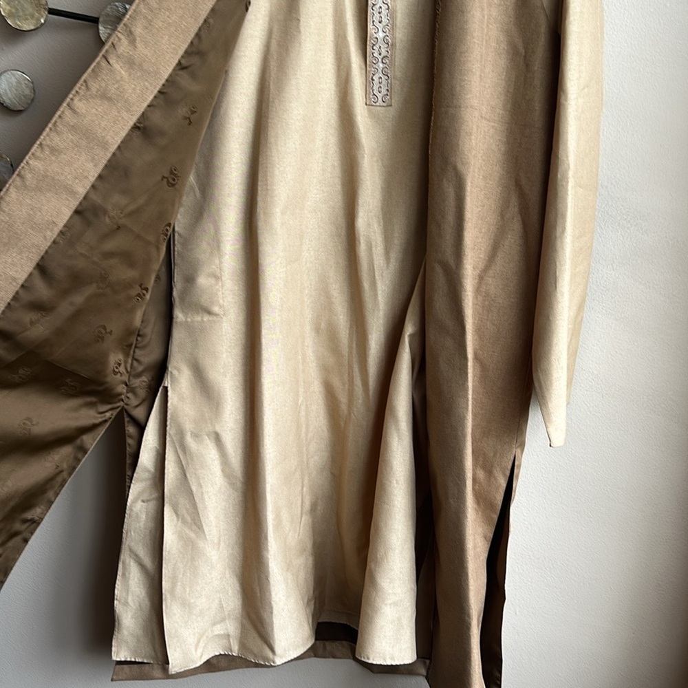 New Men’s Indian 3 Pc Wedding Outfit Kurta Pajama Jacket Embroidered Beige Sz 42 - Picture 3 of 5